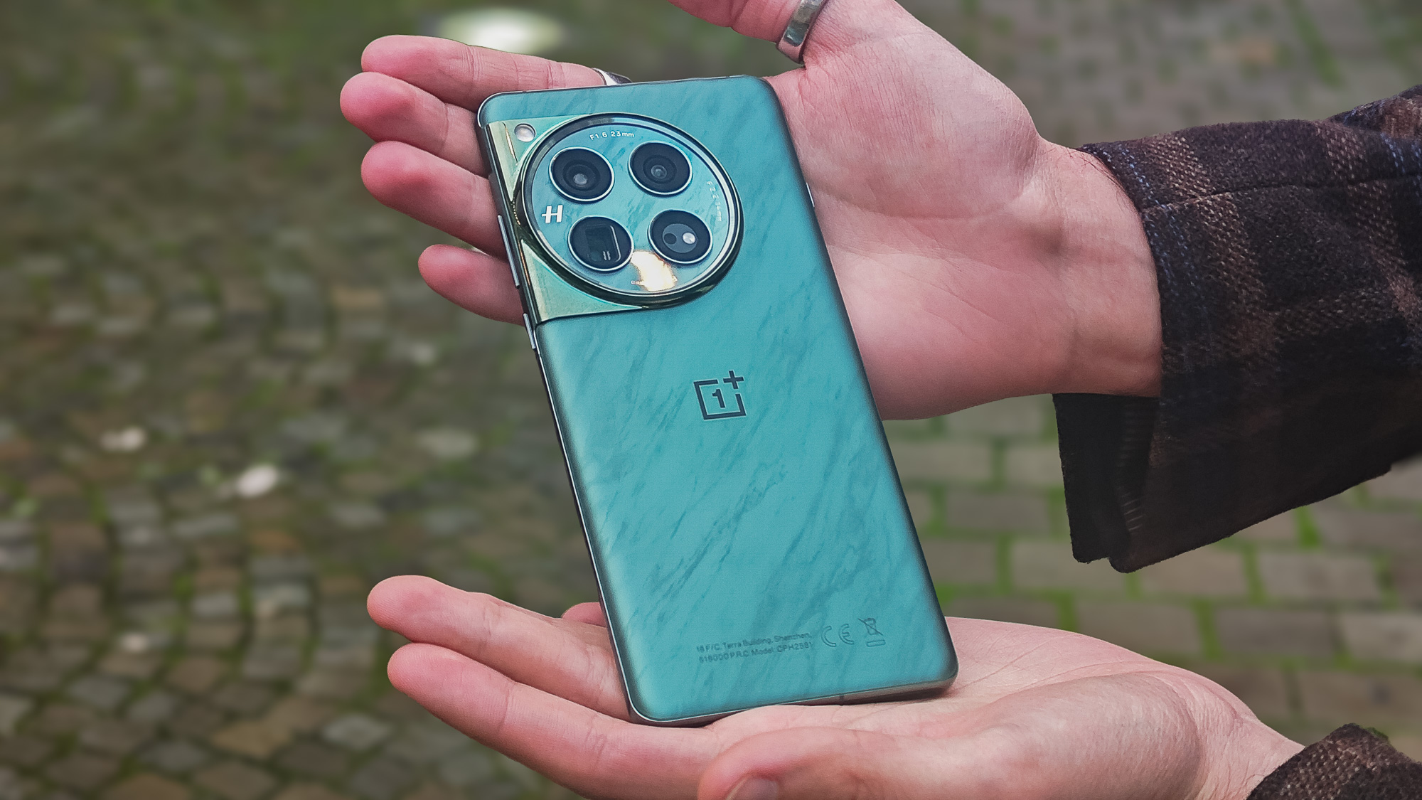 Save £100 on the superb OnePlus 12